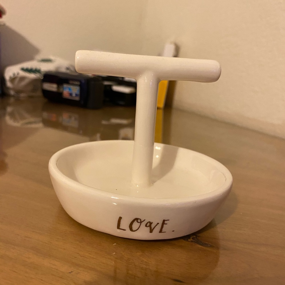 White ring holder